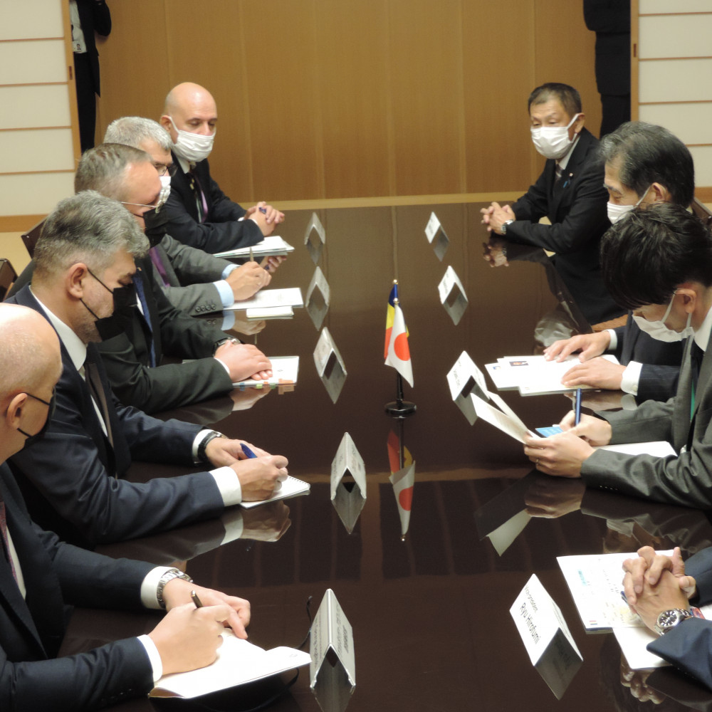 日本・ルーマニア友好議員連盟にて、ニコラエ＝ヨネル・チウカ首相、イオン＝マルチェル・チョラク下院議長と懇談会をいたしました。