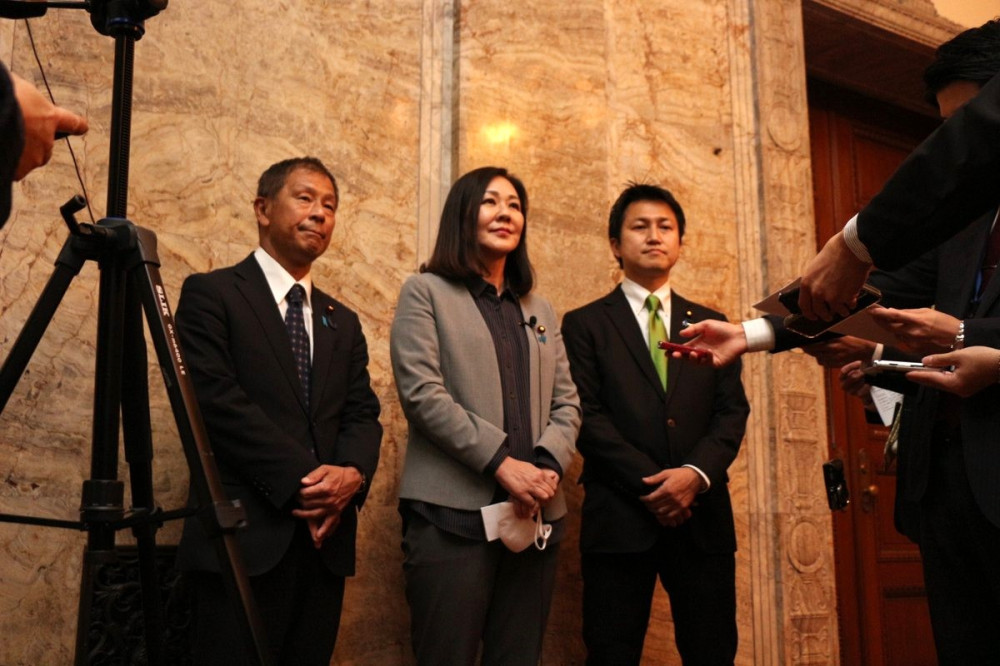 日本維新の会が提出する議員立法の防衛省職員給与法改正案を代表して提出しました。