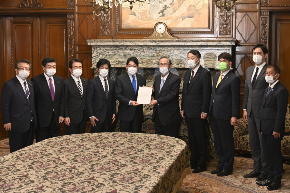 情報監視審査会より衆議院議長に勧告文を提出いたしました。