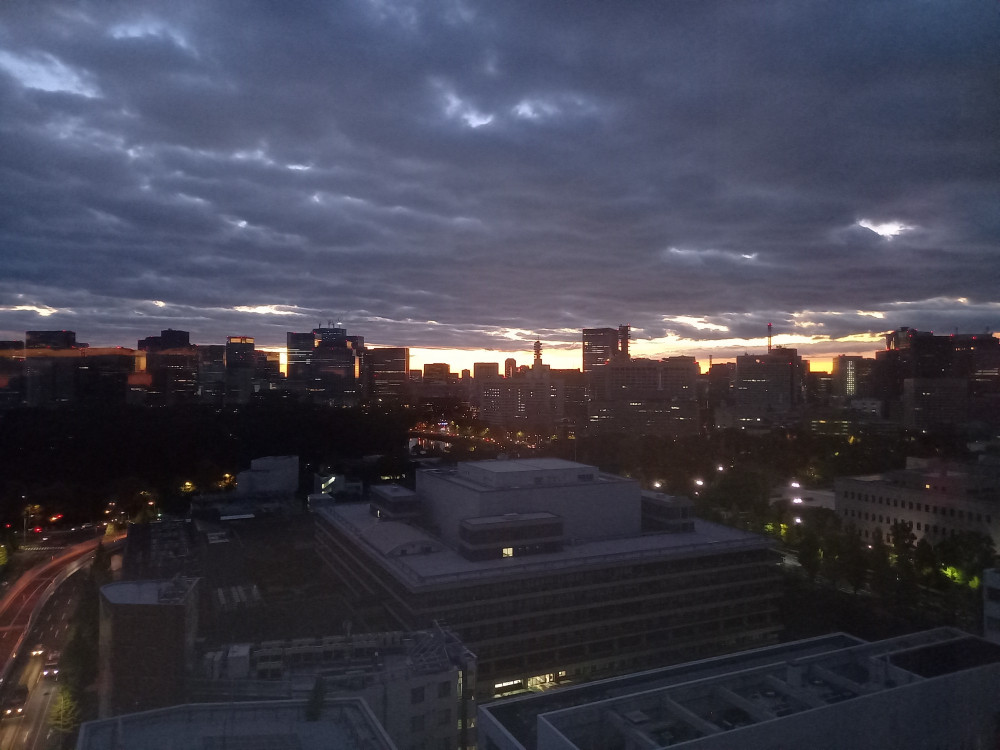 皇居に昇る朝日と都心の朝焼け