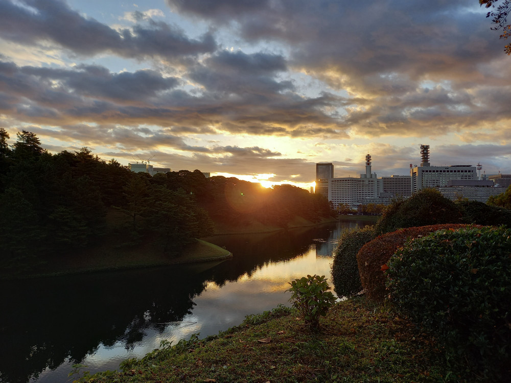 皇居に昇る朝日と都心の朝焼け