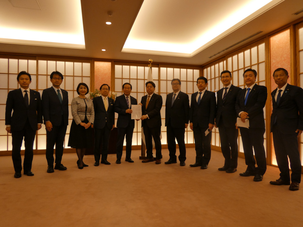 JICA議連にて、林外務大臣へODA予算に関する申し入れを行いました。