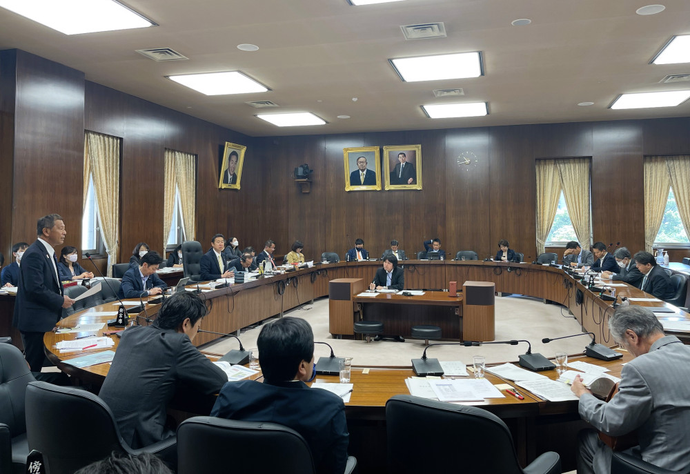 5月10日(水)外務委員会に立って質疑いたしました。