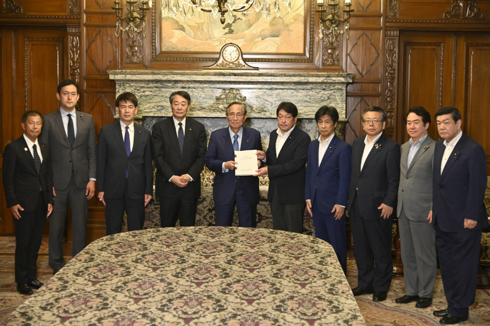 衆議院情報監視審査会にて、令和4年年次報告書を議長に提出いたしました。