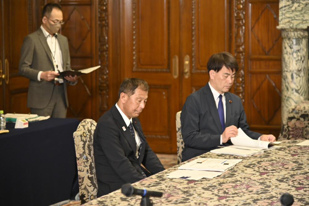 衆議院情報監視審査会にて、令和4年年次報告書を議長に提出いたしました。