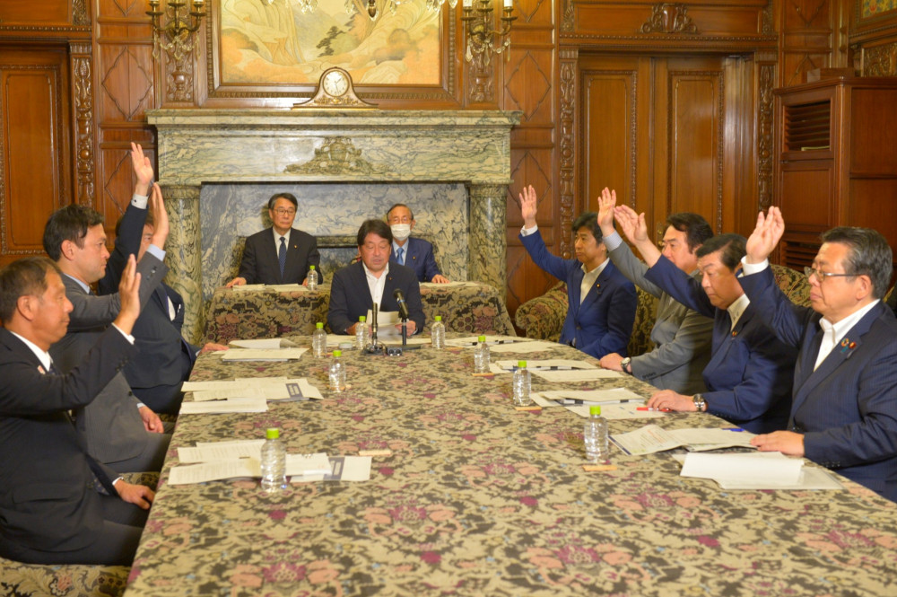 衆議院情報監視審査会にて、令和4年年次報告書を議長に提出いたしました。