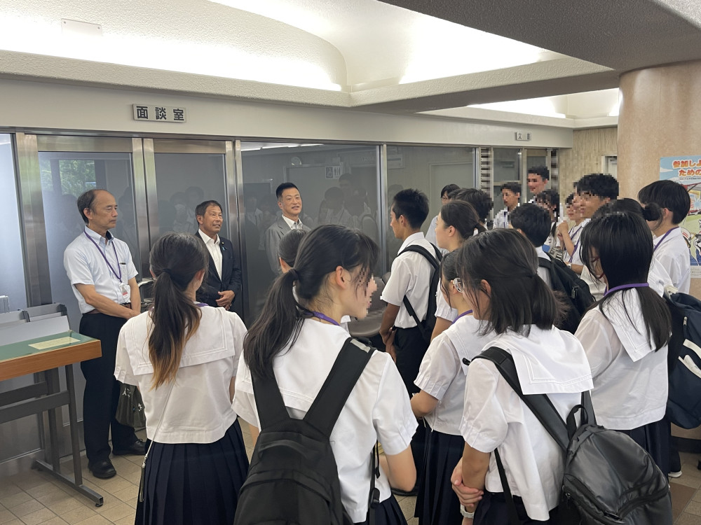 ひと学年先輩の伊東信久先生とともに、神戸高校国会見学ツアーのお世話をいたしました。