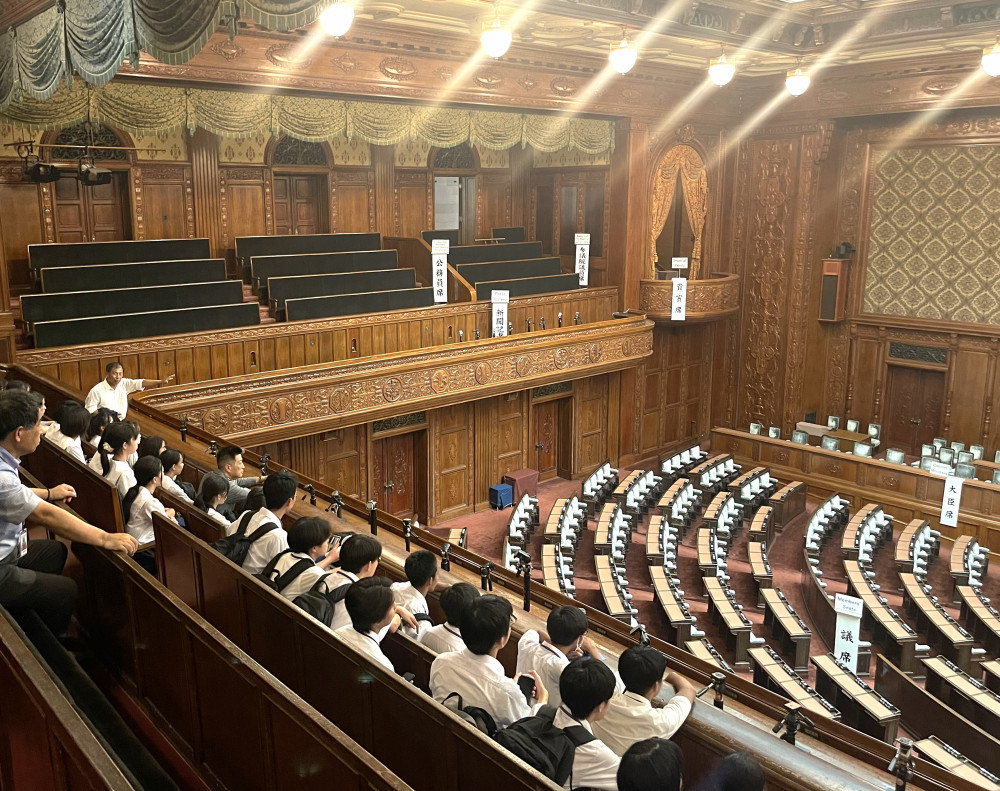 ひと学年先輩の伊東信久先生とともに、神戸高校国会見学ツアーのお世話をいたしました。