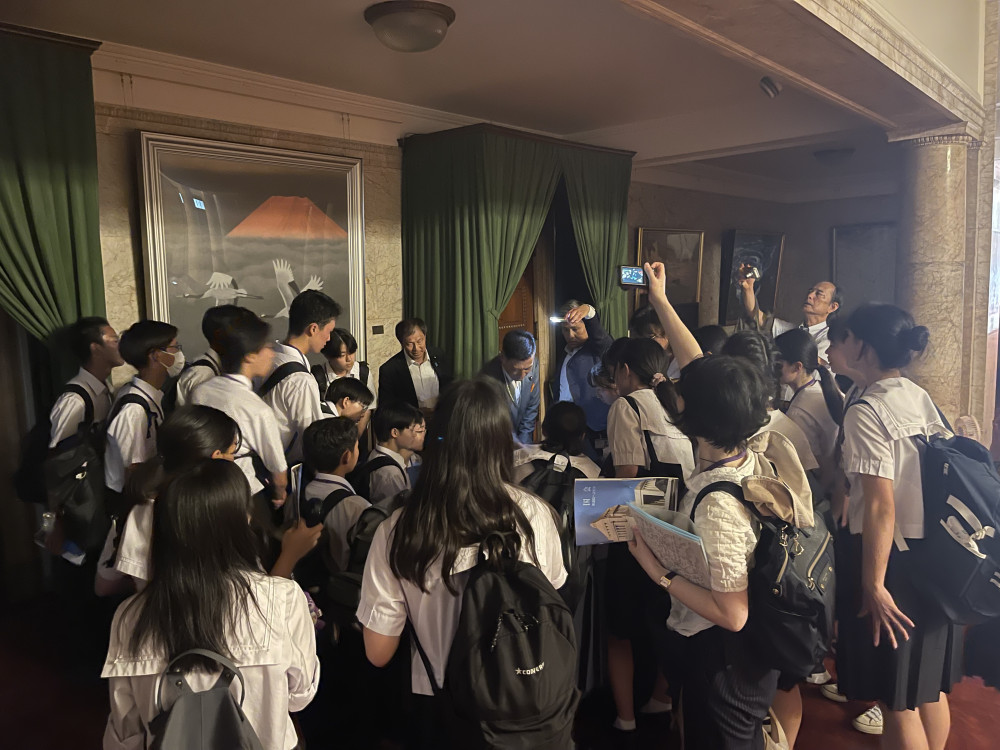 ひと学年先輩の伊東信久先生とともに、神戸高校国会見学ツアーのお世話をいたしました。