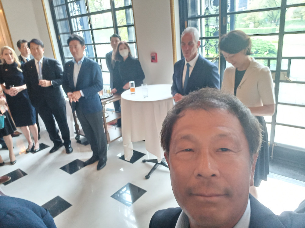 米国国会議員団歓迎レセプションにて、情報交換いたしました。