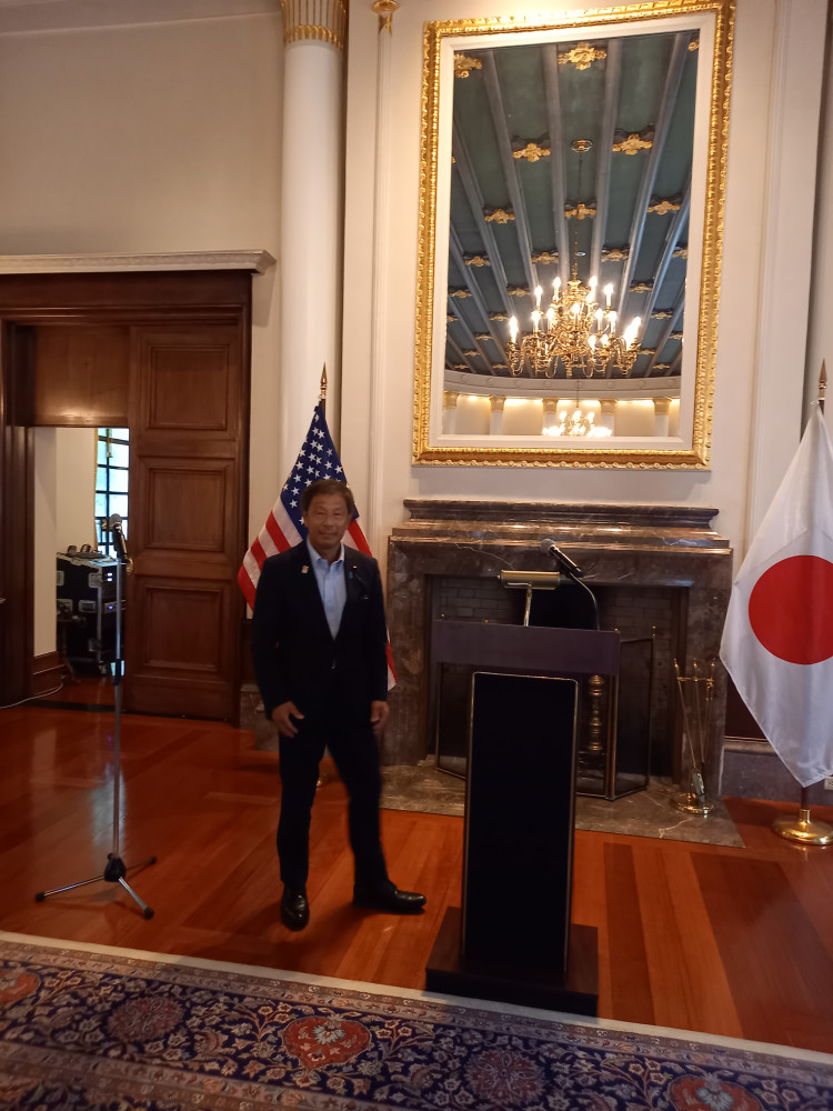 米国国会議員団歓迎レセプションにて、情報交換いたしました。