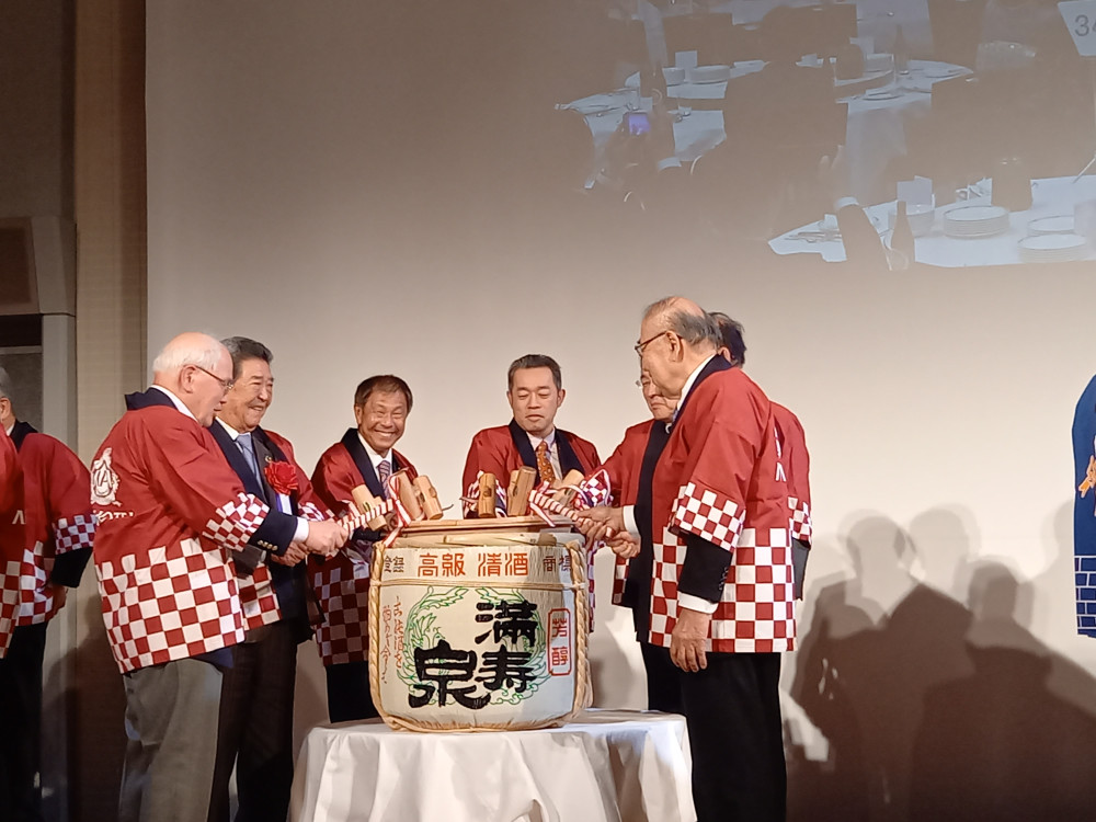 令和6年アパグループ春季祝賀会に出席し、ご挨拶と鏡開きをいたしました。