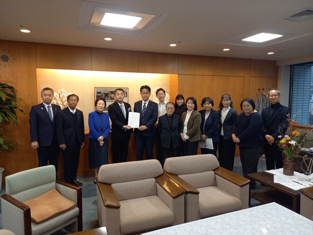 生命尊重センターの皆さんと、経口中絶薬使用慎重にむけての要望書を仁木厚生労働副大臣に手渡しました。