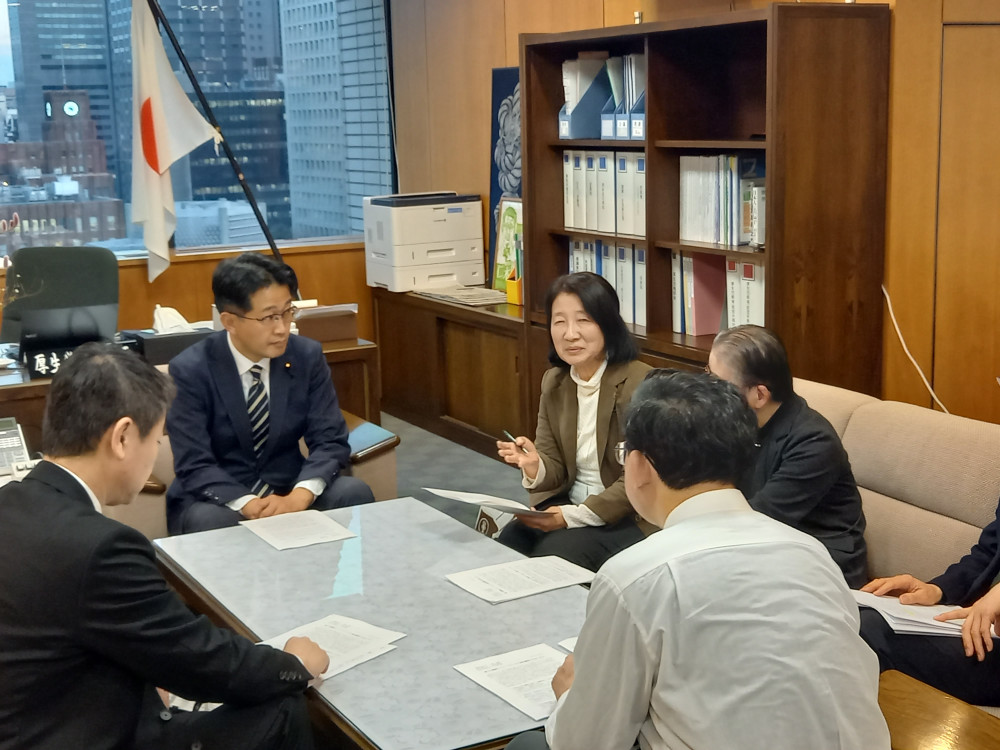 生命尊重センターの皆さんと、経口中絶薬使用慎重にむけての要望書を仁木厚生労働副大臣に手渡しました。