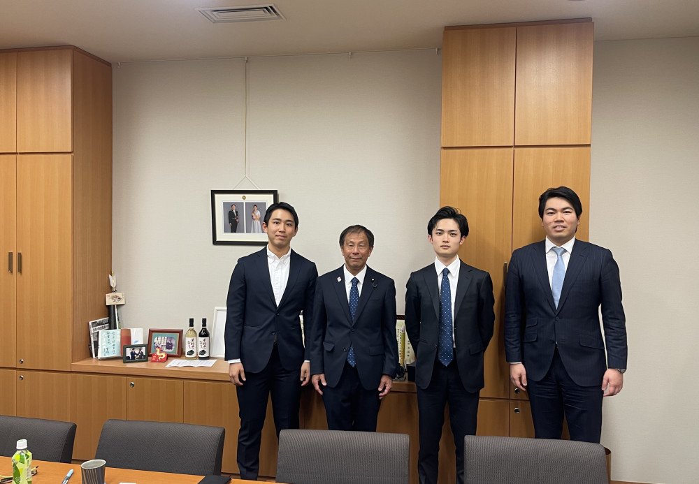 早稲田大学鵬志会の学生の皆さんが会館事務所にお見えになりました。