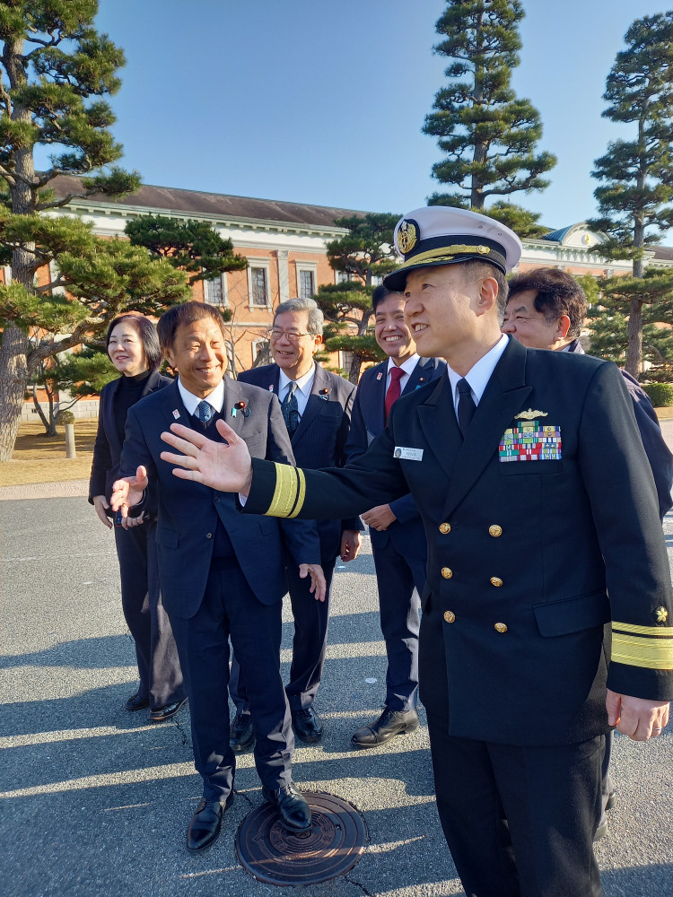①日本維新の会の有志の議員メンバーで、海上自衛隊(江田島・呉)を視察