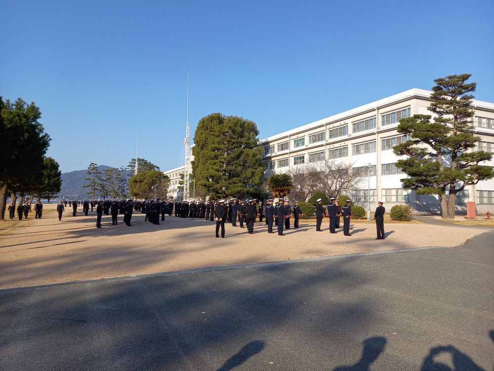 ①日本維新の会の有志の議員メンバーで、海上自衛隊(江田島・呉)を視察