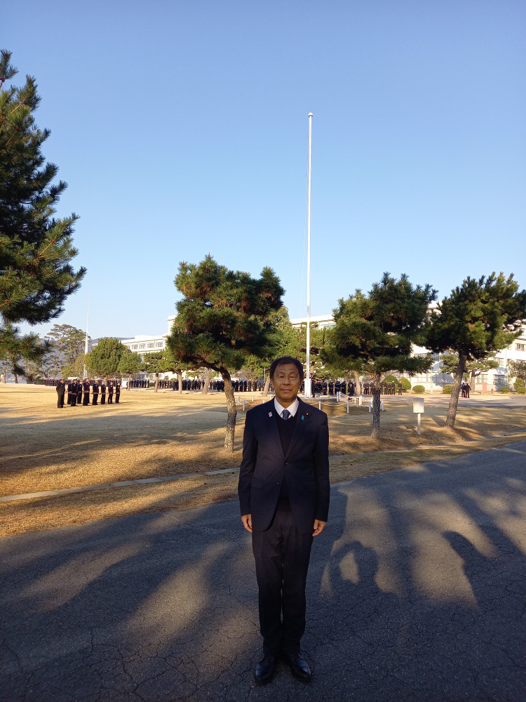①日本維新の会の有志の議員メンバーで、海上自衛隊(江田島・呉)を視察