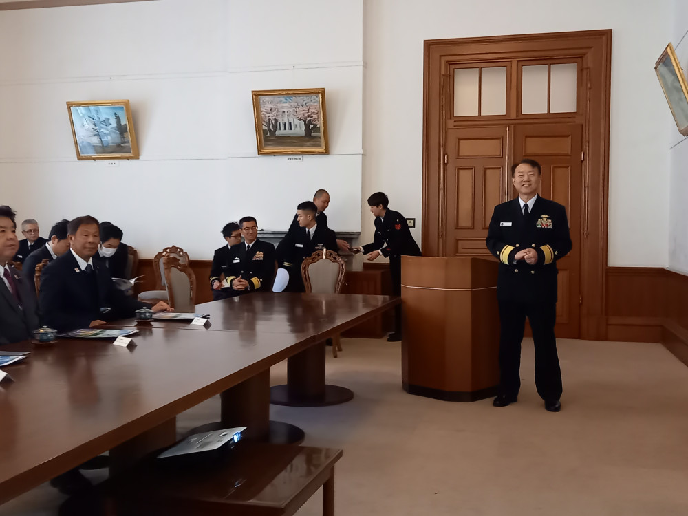 ①日本維新の会の有志の議員メンバーで、海上自衛隊(江田島・呉)を視察