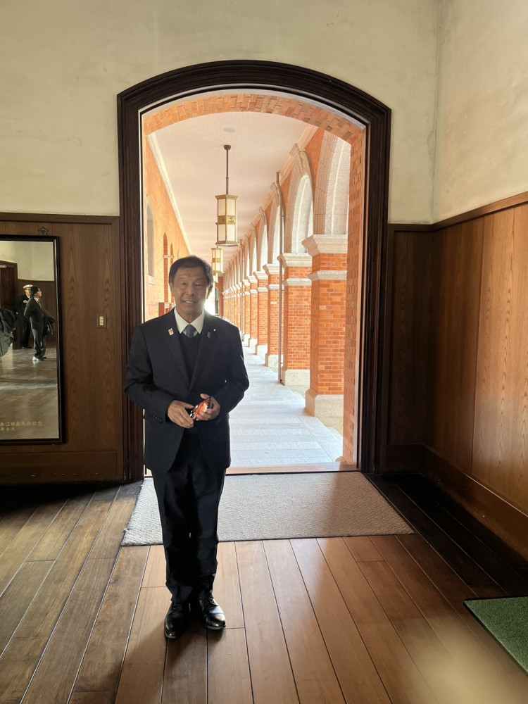 ①日本維新の会の有志の議員メンバーで、海上自衛隊(江田島・呉)を視察