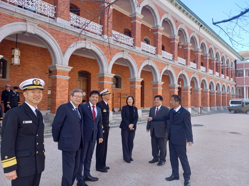②日本維新の会の有志の議員メンバーで、海上自衛隊(江田島・呉)を視察