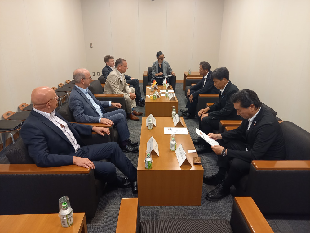 ドイツの政党「ドイツのための選択肢（AfD）」ティーノ・クルパラ共同代表が来日され、意見交換会を行いました。