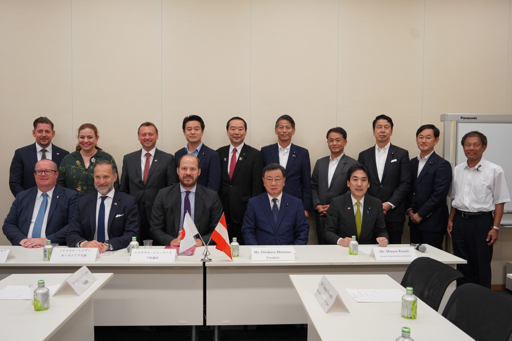 オーストリア議員連盟にて訪日団の皆さんと意見交換いたしました。