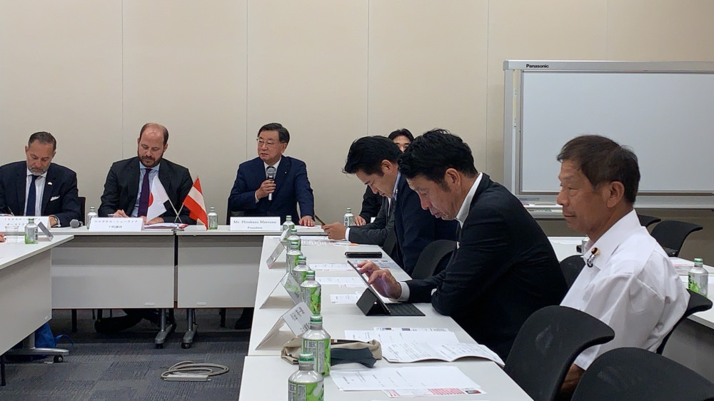 オーストリア議員連盟にて訪日団の皆さんと意見交換いたしました。