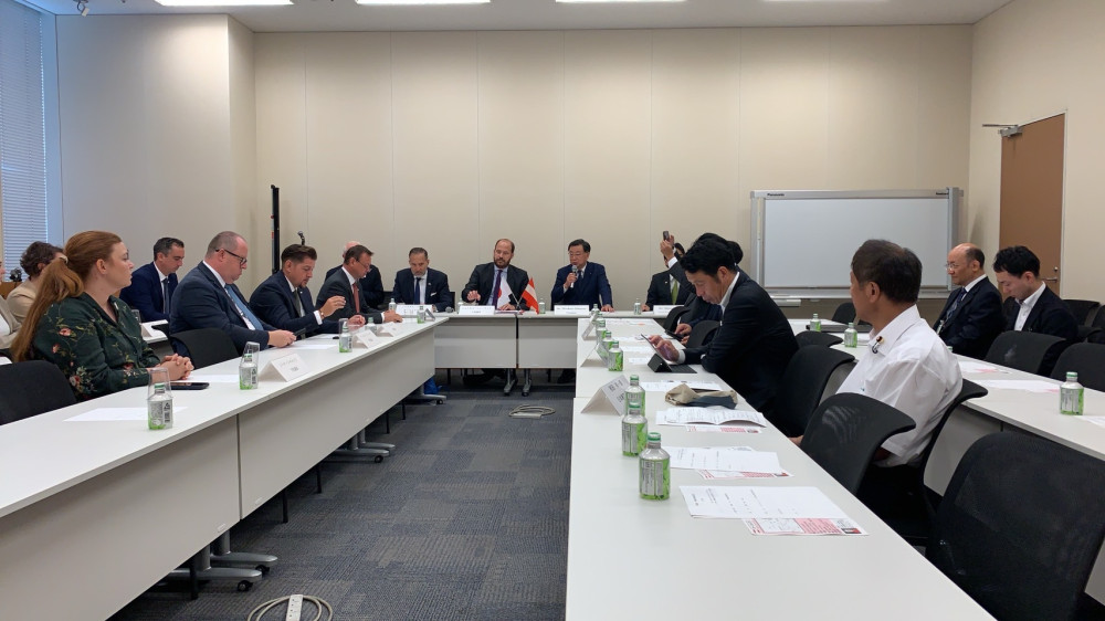 オーストリア議員連盟にて訪日団の皆さんと意見交換いたしました。