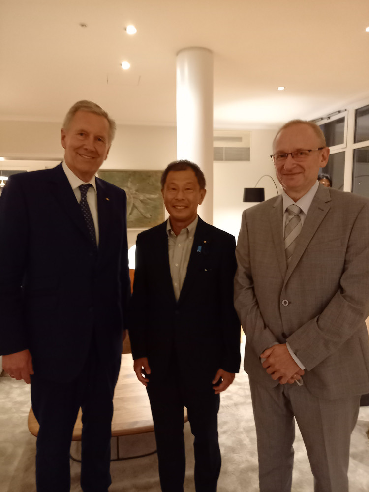 ドイツ連邦共和国のヴルフ元大統領来日に際してドイツ大使公邸での懇談会に出席しました。