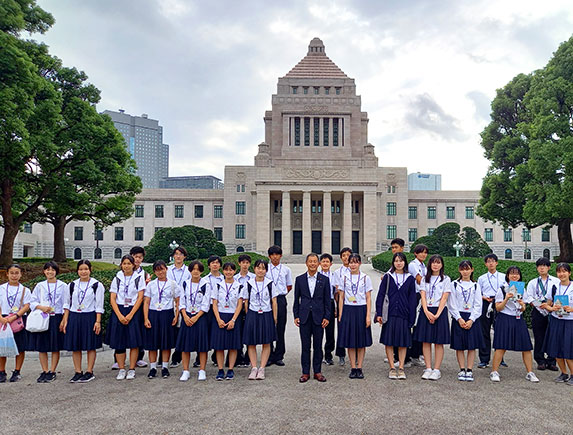 「神戸高校東京キャピタルツアーにて国会見学」の後輩と